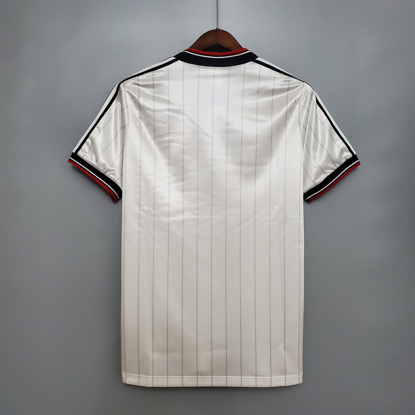 MANCHESTER UNITED II 1983 MASCULINO (RETRÔ)