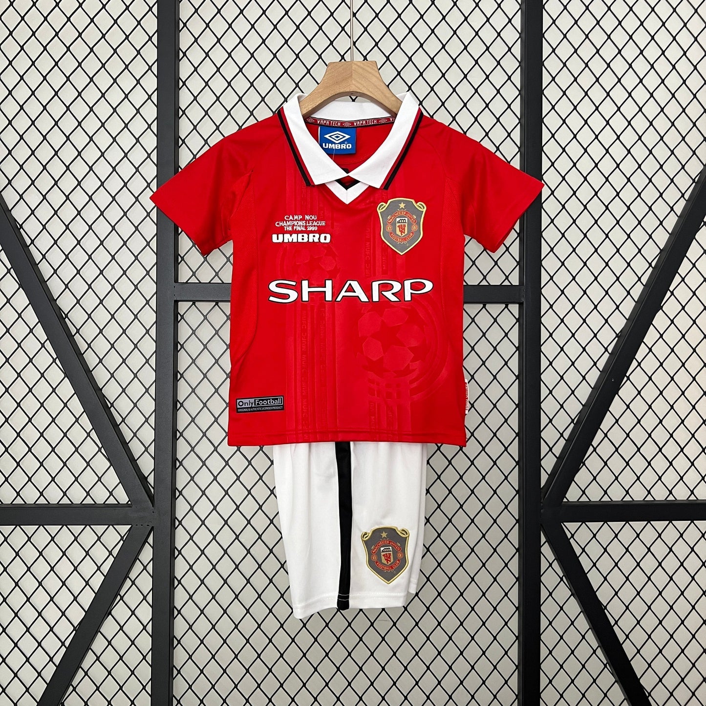 MANCHESTER UNITED I 99/00 CONJUNTO INFANTIL (RETRÔ)